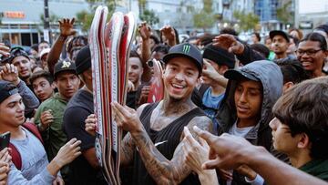 Nyjah Huston regalando tablas de skate