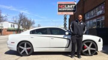 A.J. Francis con su nada modesto coche.