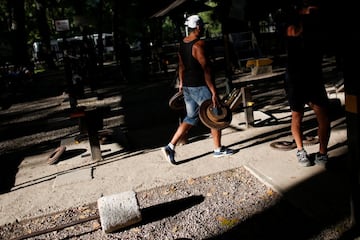 Este gimnasio al aire libre en Caracas est construido con cemento, barras y otros materiales reciclados.