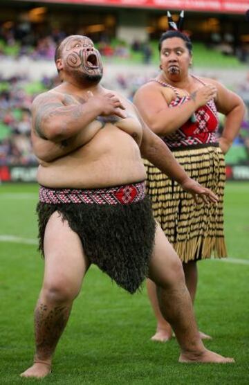 Curiosa imagen de la danza maorí antes del partido de rugby entre los Melbourne Storm y los New Zealand Warriors.