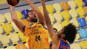 GRAFCAN9017. LAS PALMAS DE GRAN CANARIA, 19/05/2021.- El jugador del Valencia Basket Louis Labeyrie (d) y el jugador del Herbalife Gran Canaria Costello (i) durante el partido de la jornada 37 de la liga ACB que ambos equipos disputaron este miércoles en el Gran Canaria Arena, en Las Palmas de Gran Canaria. EFE/ Elvira Urquijo A.