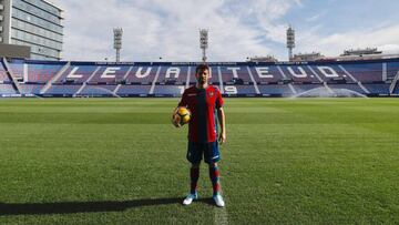 Coke Andújar es presentado como nuevo jugador del Levante.