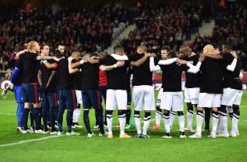 Jugadores del Lille y el Caen abrazados.