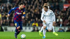 Messi y Modric pelean por un bal&oacute;n en el Cl&aacute;sico liguero.