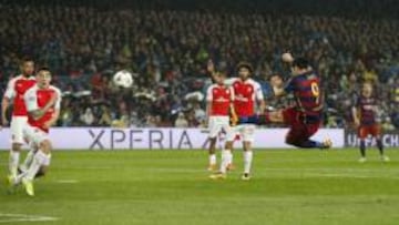 Suárez marcó de forma acrobática ante el Arsenal.