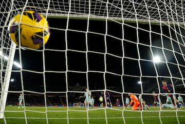 1-0. Gavi recibe en el balcón del área y con una especie de ruleta, asiste a Pedri que define cruzando raso, al palo largo de Jan Oblak.