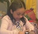 Una niña recibe de regalo la polera de la U en Navidad y su reacción emociona a todos en Chile