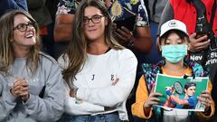 Una aficionada con mascarilla muestra una foto de Roger Federer durante un partido en el Open de Australia 2020.
