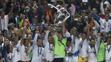 Iker Casillas levanta el trofeo de campeones de Champions.