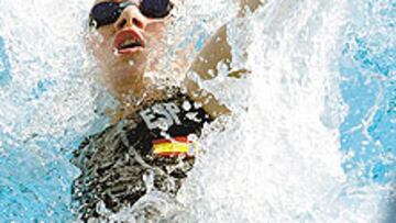 SOL, AGUA Y BRONCE. Nina Zhivanevskaia lucha por las medallas mientras su "catch" o presa desata un torbellino.