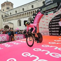 Resumen de la 16ª etapa del Giro de Italia: Dennis vence en la contrarreloj y Yates sigue líder