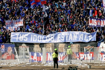 Hinchas de Universidad de Chile realizan el tradicional Banderazo previo al Superclásico.