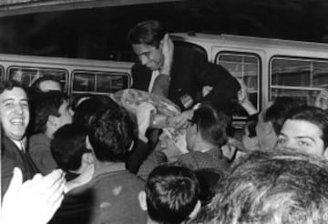 Manolo Santana a su llegada en 1968 después de ganar la medalla de oro en los Juegos Olímpicos de México, donde el tenis participó como deporte de exhibición