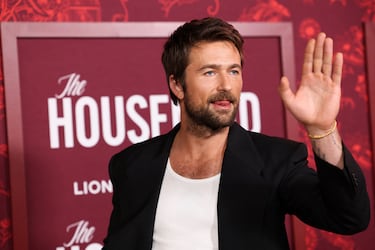 Brandon Sklenar posa en la alfombra roja de la premier de 'The Housemaid' celebrada en el Grauman's Chinese Theatre de Hollywood.
