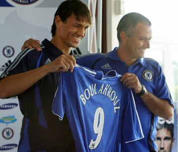 En e 2006 fichó por el Chelsea y fue presentado con el '9', algo raro para un defensa.