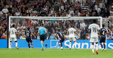 Ocasión de Joselu. Fallo de Remiro en el pase, asiste Carvajal para el delantero blanco que dispara al larguero con la portería vacía.