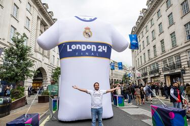Desde Trafalgar Square hasta Regent Street, los dos grandes puntos de interés para aficionados y turistas, los escudos, banderas y pancartas del Real Madrid y Borussia de Dortmund adornan las calles londinenses.