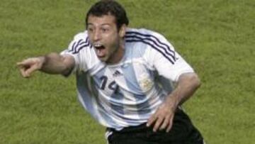 <B>DEDICATORIA A VERÓN</B>. El mediocentro argentino dedicó su gol a su compañero Verón, al que fue a buscar al banquillo para celebrarlo.