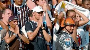 <b>TRISTEZA. </b>La hinchada del Corinthians, hundida tras el descenso.