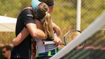 CALVIA (MALLORCA) 26/06/2023.- El tenista griego Stefanos Tsitsipas y la española Paula Badosa se abrazan este lunes en el Torneo de Tenis Mallorca Championships que se disputa en Calviá.. EFE/CATI CLADERA
