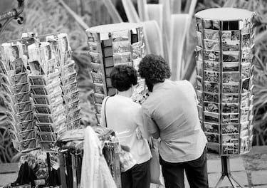 Una pareja joven elige postales en algún lugar de las Islas Canarias en 1981.