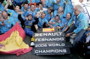 Alonso consigue en 2006 su segundo título quedando por delante de Michael Schumacher en el campeonato de pilotos.