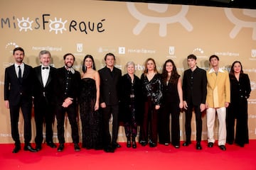 El equipo de 'Segundo premio' posa en la alfombra roja de la 30 edici¨®n de los Premios Jos¨¦ Mar¨ªa Forqu¨¦, en el Palacio Municipal de IFEMA.