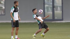 Felipe Guti&eacute;rrez, en presencia de Pezzella, controlando un bal&oacute;n en un entrenamiento del Betis.
 