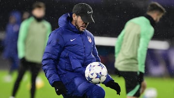 Rotterdam (Netherlands), 27/11/2023.- Atletico Madrid coach Diego Simeone attends a training session in Rotterdam, the Netherlands, 27 November 2023. Atletico Madrid will face Feyenoord Rotterdam in their UEFA Champions League soccer match on 28 November 2023. (Liga de Campeones, Países Bajos; Holanda) EFE/EPA/OLAF KRAAK
