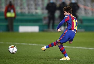 Riqui Puig dio la clasificaci¨®n al Barcelona tras marcar el tercer gol (2-3) en el d¨¦cimo lanzamiento de la tanda de penaltis.