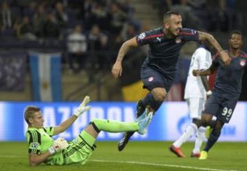El jugador del Olympiacos Kostas Mitroglou celebra su gol ante el portero del Anderlecht, Thomas Kaminski.