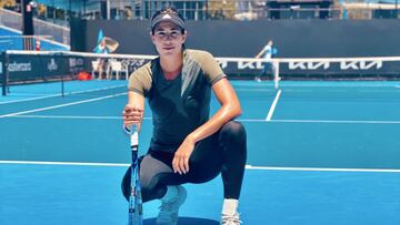 Garbiñe Muguruza posa sobre las pistas de Melbourne durante un entrenamiento.