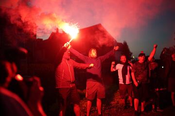 Seguidores del Liverpool celebran por las calles de la ciudad la primera liga de su equipo en 30 años.