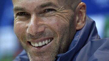 Real Madrid&#039;s French coach Zinedine Zidane smiles during a press conference at Valdebebas Sport City  in Madrid on February 14, 2017, on the eve of the UEFA Champions League football match Real Madrid CF vs SSC Napoli. / AFP PHOTO / GERARD JULIEN