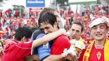 <b>AL POZO. </b>El Murcia cayó a Segunda B de la manera más cruel posible.