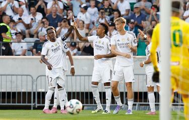 Tras varios avisos seguidos, el Real Madrid derrumba la puerta del gol. Gran testarazo el que enganchó Militao, para crear una parábola perfecta y superar a Stejskal.