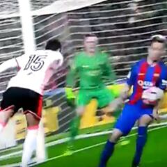 Posible penalti por mano de Rakitic y por caída de Neymar