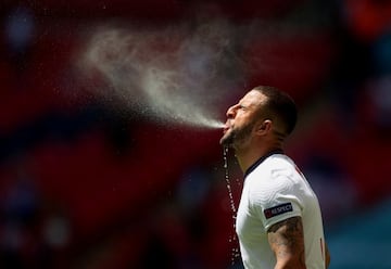 Kyle Walker, defensa de la selección de Inglaterra, escupe agua antes del partido de la Eurocopa que enfrentó a su equipo con Croacia en el estadio de Wembley, y que terminó con triunfo inglés (1-0). El lateral derecho expulsa el agua con ímpetu, acaso tratando de purificar al máximo su organismo para optimizar su rendimiento.