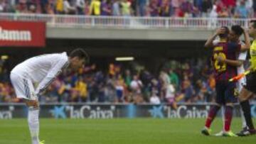 DECEPCIÓN. Omar felicita a Sandro y Burgui se lamenta tras caer ante el Barça B.