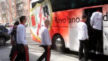 <b>EN BÚS. </b>La plantilla rayista, subiendo al autocar hacia Huelva.