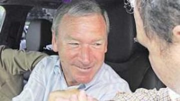 <b>POLÉMICA MARCHA. </b>Javier Clemente, acompañado de su agente, Miguel Santos, se despide de un aficionado tras su durísima rueda de prensa en Ibaigane.