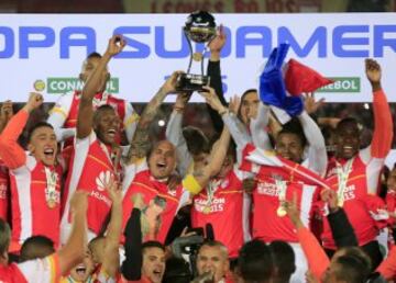 Santa Fe es el primer campeón de la Sudamericana para Colombia. Ahora jugará con River Plate la final de la Recopa.