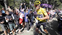 Chris Froome corre por el Mont Ventoux tras el accidente.