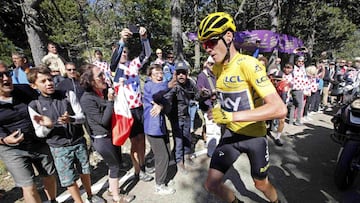 Chris Froome corre por el Mont Ventoux tras el accidente.