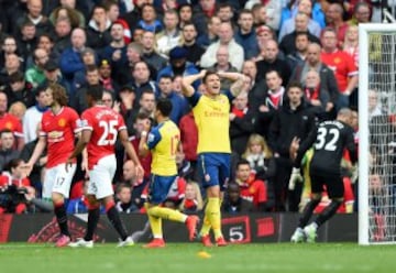 Olivier Giroud se lamenta tras perder una ocasión de gol.