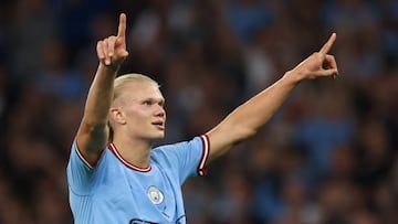 MANCHESTER, ENGLAND - AUGUST 31: Erling Haaland of Manchester City celebrates after scoring a goal to make it 3-0 during the Premier League match between Manchester City and Nottingham Forest at Etihad Stadium on August 31, 2022 in Manchester, United Kingdom. (Photo by James Williamson - AMA/Getty Images)