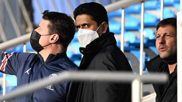 Paris Saint-Germain's Argentinian head coach Mauricio Pochettino (L), Paris Saint-Germain's Qatari president Nasser Al-Khelaifi and Paris Saint-Germain's Brazilian sporting director Leonardo (R) attend a training session at the Santiago Ber