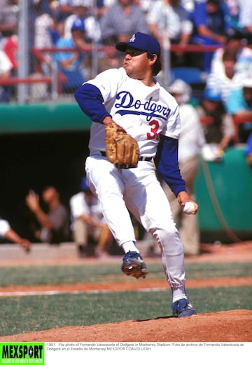 1991:  File photo of Fernando Valenzuela of Dodgers in Monterrey Stadium./Foto de archivo de Fernando Valenzuela de Dodgers en el Estadio de Monterrey.MEXSPORT/DAVID LEAH