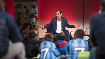 Roberto Santiago, en la Redacci&oacute;n de AS junto a un grupo de ni&ntilde;os. 