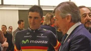 Fran Ventoso, durante la presentaci&oacute;n del Movistar Team, con el maillot de campe&oacute;n de Espa&ntilde;a.